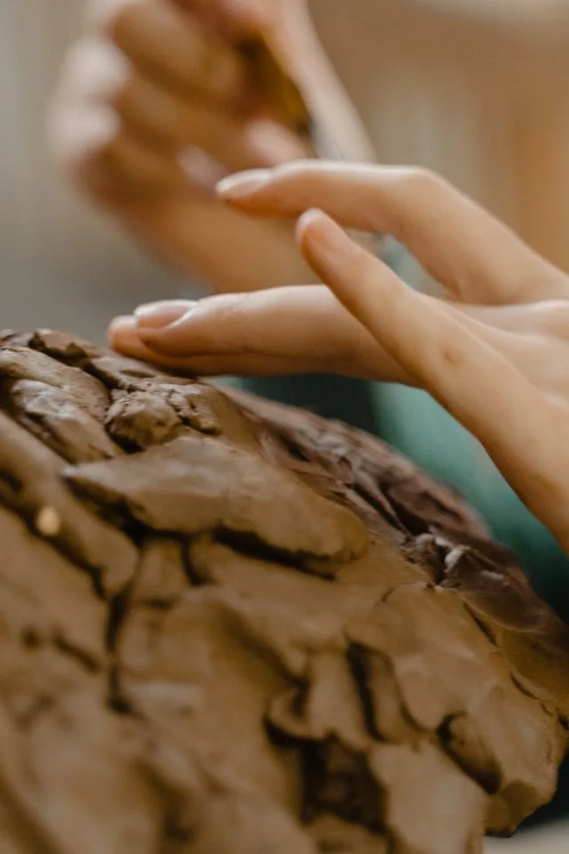 Le Néo au creux des mains – atelier poterie à Monteneuf
