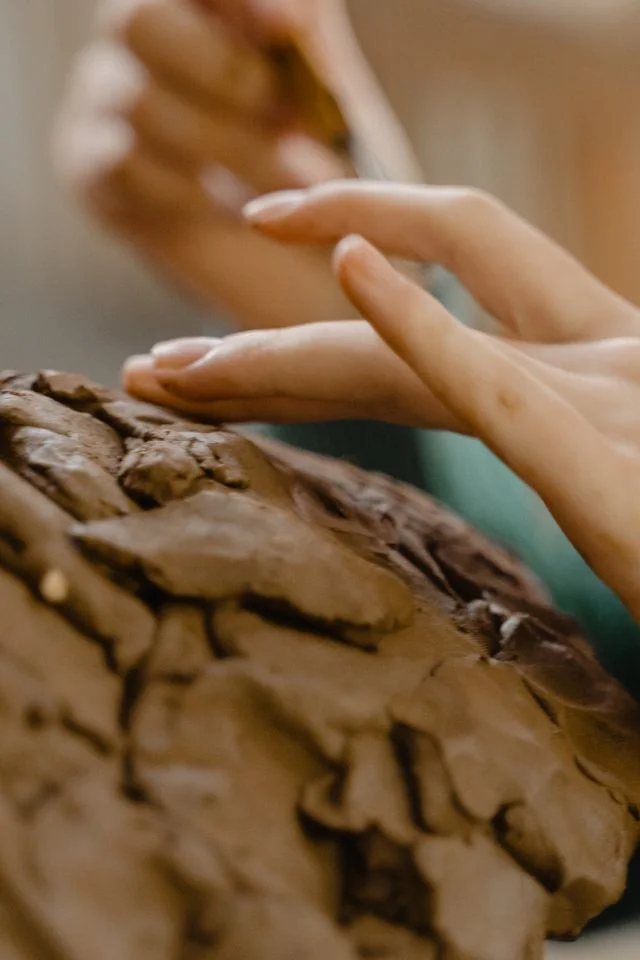 Le Néo au creux des mains – atelier poterie à Monteneuf