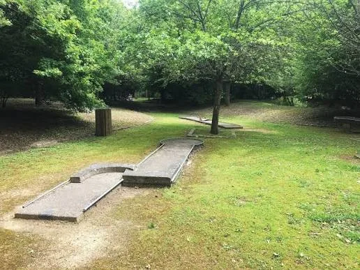 Au Parc des Bois : un mini-golf à 2,50 € aux Gayeulles
