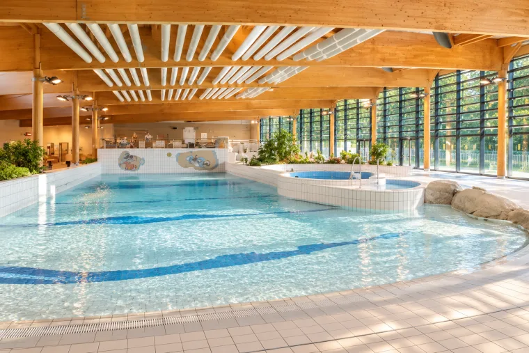 Piscine des Gayeulles : vagues et espace ludique avec les enfants à Rennes